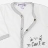 Zoom sur l'ouverture du pyjama bébé avec le motif oreilles et moustaches de chat à droite sur le devant Zoom sur l'ouverture du pyjama bébé avec le motif oreilles et moustaches de chat à droite sur le devant