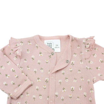 Detailaufnahme gerippter rosa geblümter Schlafanzug Detailaufnahme gerippter rosa geblümter Schlafanzug