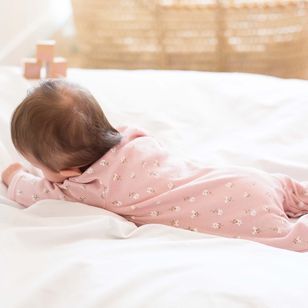 rosa que lleva pijama canalé rosa con flores