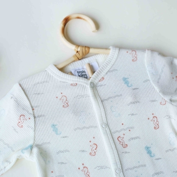 geribde ecru pyjama met oceaanmotieven foto styling