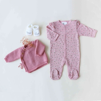 Outfit-Idee Geburt Jäckchen und gerippter rosa Schlafanzug Outfit-Idee Geburt Jäckchen und gerippter rosa Schlafanzug
