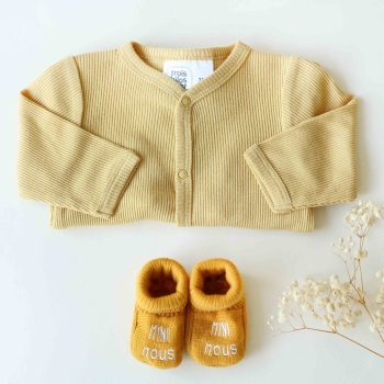 geboorte outfit idee vestje en slofjes mosterdgeel