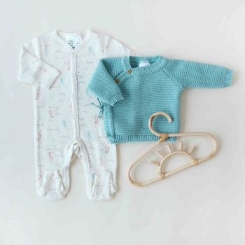 idea conjunto de nacimiento chaquetita punto azul y pijama canalé crudo con motivos océano