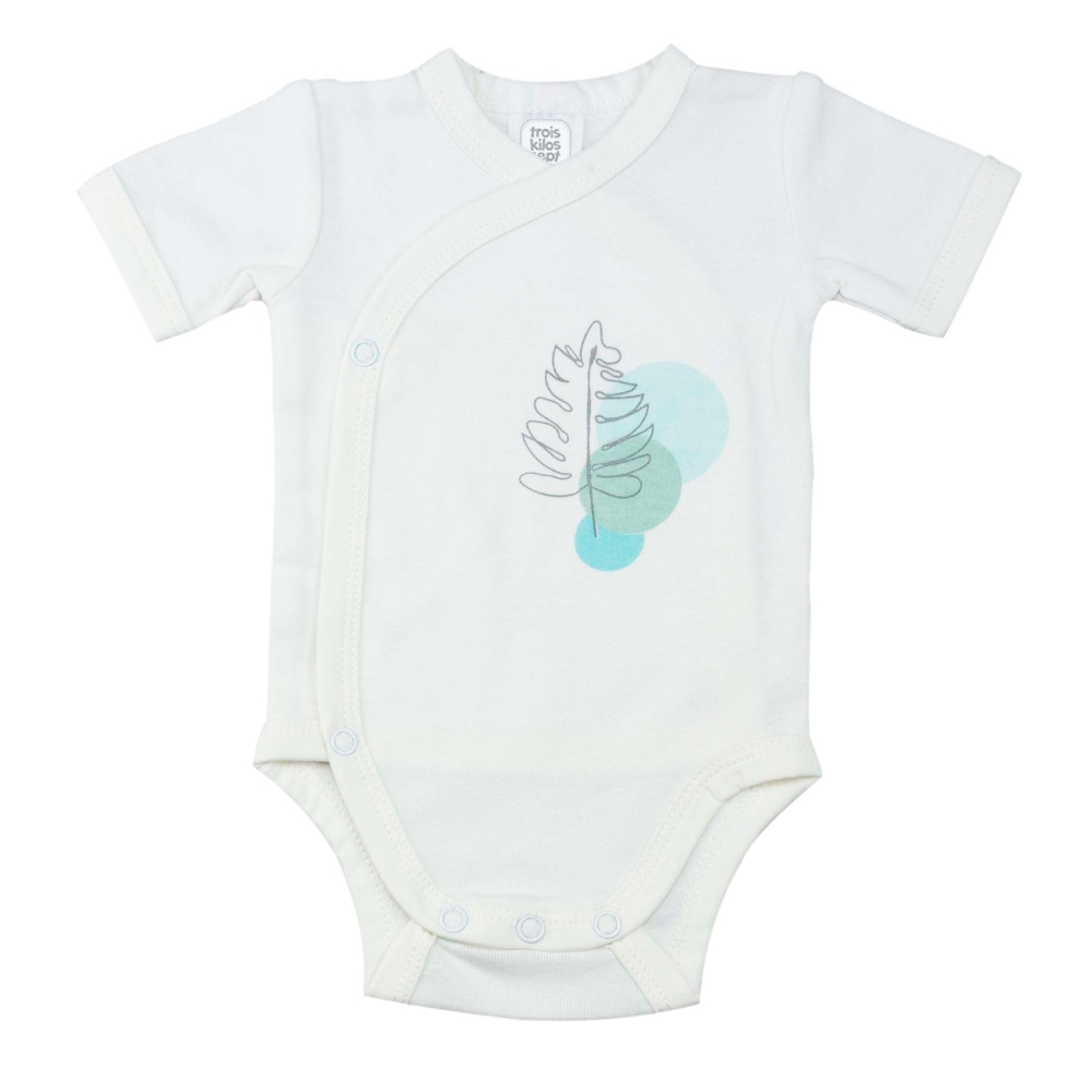 Pormenor do body do conjunto branco com o motivo à altura do coração