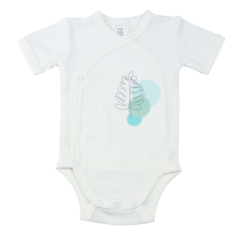 Pormenor do body do conjunto branco com o motivo à altura do coração