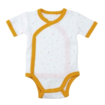 Nahaufnahme des weißen kurzärmeligen Bodys mit senfgelbem Saum und buntem Buchstabenmotiv Nahaufnahme des weißen kurzärmeligen Bodys mit senfgelbem Saum und buntem Buchstabenmotiv