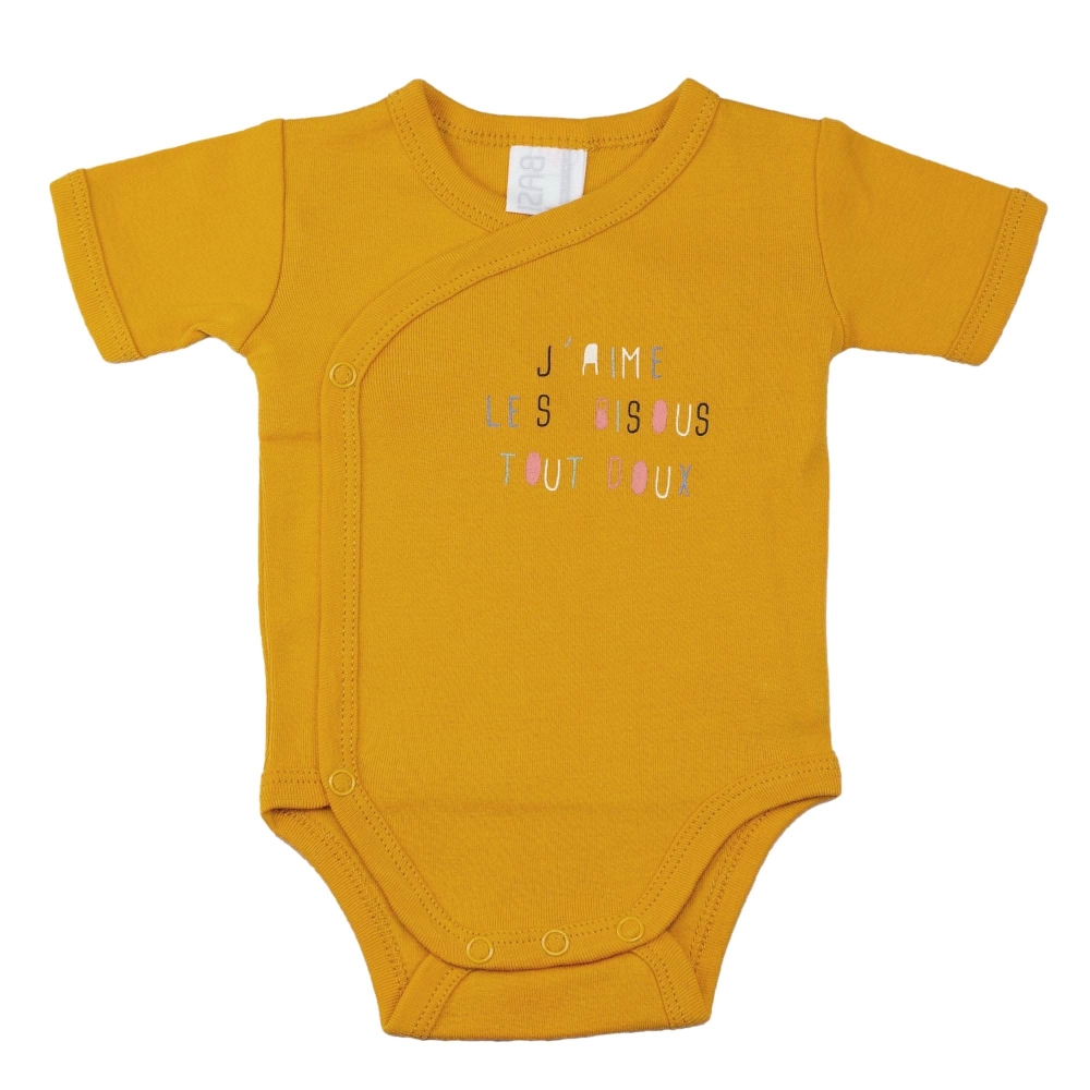 Zoom sur le body uni moutarde et son inscription j'aime les bisous tout doux Zoom sur le body uni moutarde et son inscription j'aime les bisous tout doux