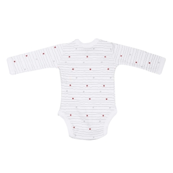 achterkant van het baby rompertje met gekruiste opening met strepen en hartjes achterkant van het baby rompertje met gekruiste opening met strepen en hartjes