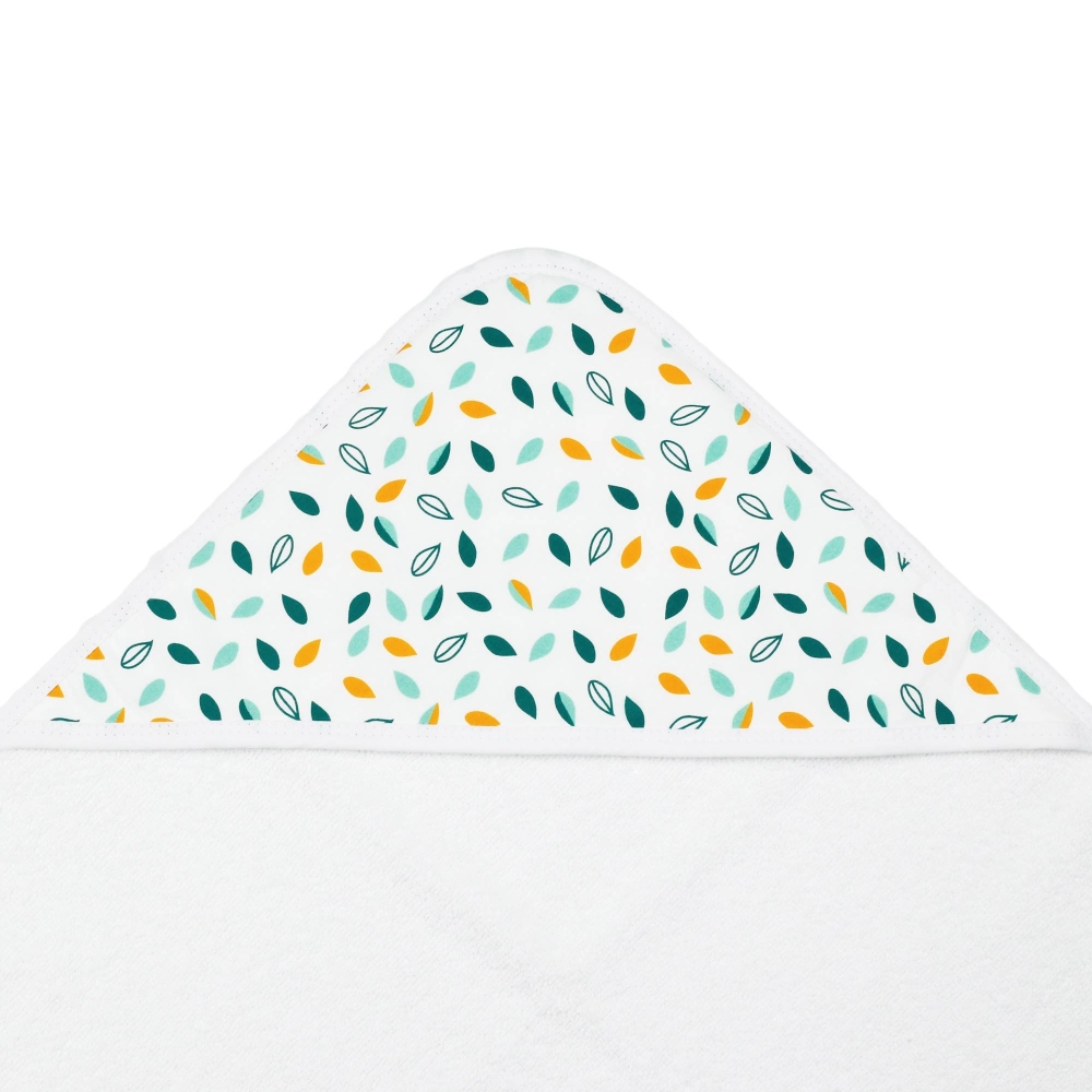 Zoom en la capucha de la capa de baño con hojas