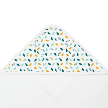 Nahaufnahme der Kapuze des Bademantels mit Blättern