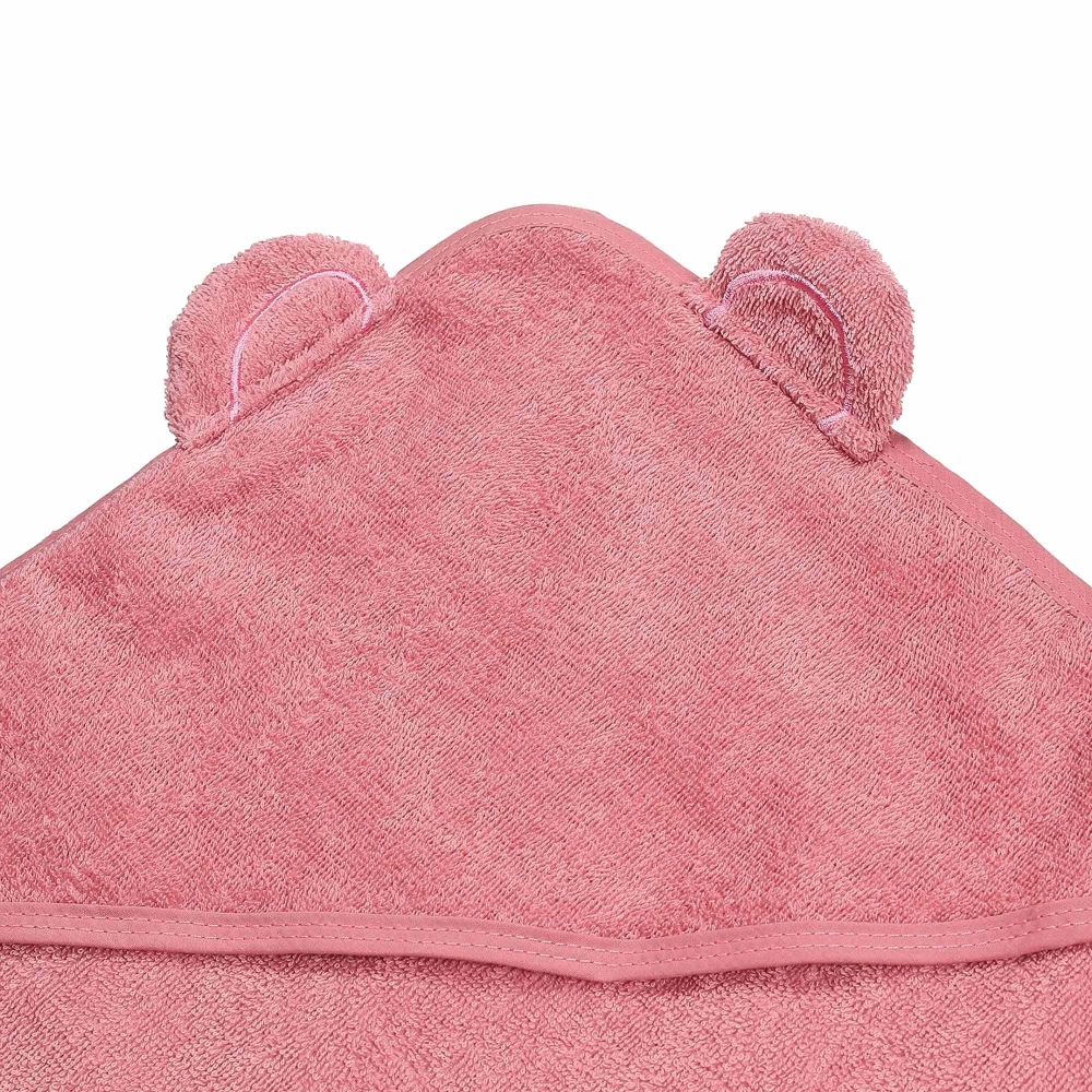 Zoom sur les petites oreilles de la cape ourson Zoom sur les petites oreilles de la cape ourson