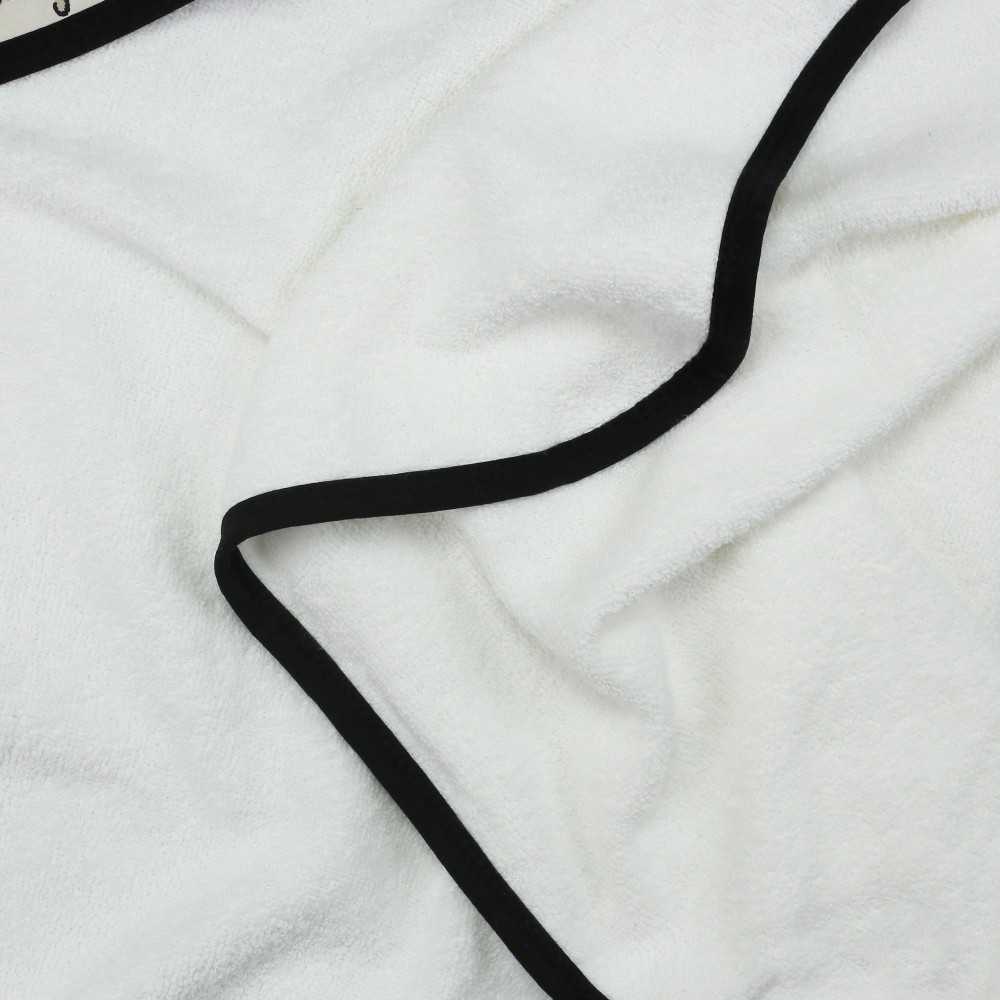 Zoom del materiale sulla spugna 100% cotone dell'accappatoio per neonato