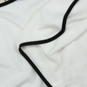 Zoom del materiale sulla spugna 100% cotone dell'accappatoio per neonato