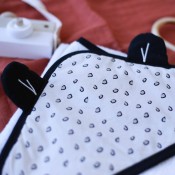 Mise en scène de la sortie de bain bébé et ses petites oreilles de panthère Mise en scène de la sortie de bain bébé et ses petites oreilles de panthère