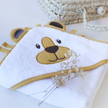 Puesta en escena con la capa de baño pequeño leoncito