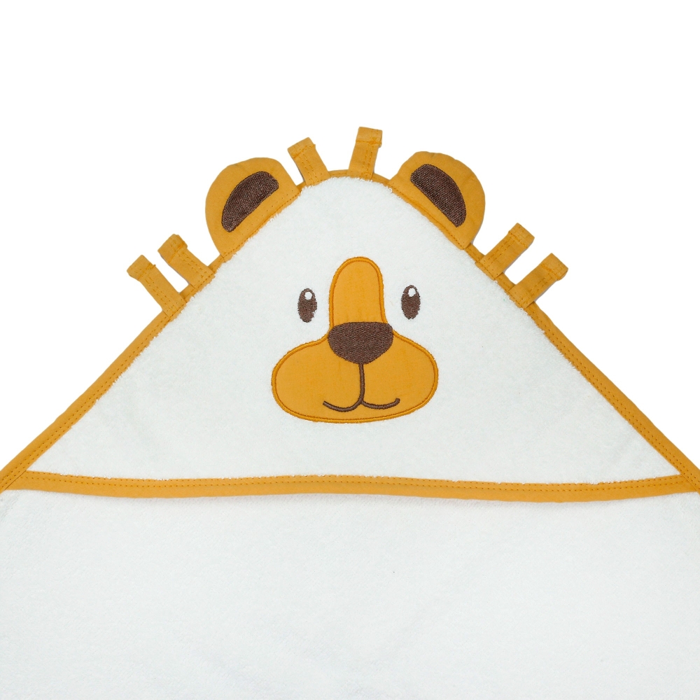 Zoom sobre la cara y el hocico del bebé león que decora la salida de baño