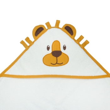 Close-up van het gezicht en de snuit van de babyleeuw die de badcape versiert Close-up van het gezicht en de snuit van de babyleeuw die de badcape versiert