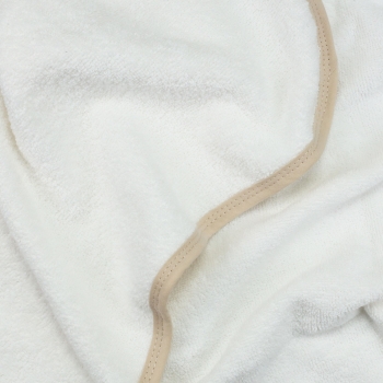 Materiaal close-up van de witte badstof en de beige bies Materiaal close-up van de witte badstof en de beige bies