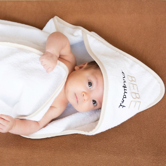 Cape de bain bébé craquant blanche avec le liseré beige