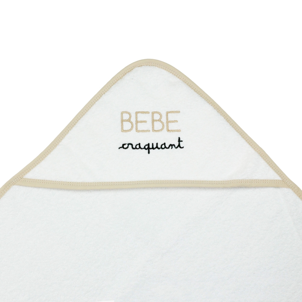 Zoom sur l'écriture "bébé craquant" brodé en beige et noir Zoom sur l'écriture "bébé craquant" brodé en beige et noir