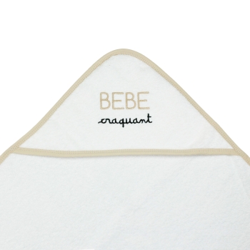 Close-up van het opschrift "schattige baby" geborduurd in beige en zwart Close-up van het opschrift "schattige baby" geborduurd in beige en zwart