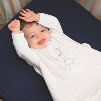 Baby ganz glücklich in seinem gesprenkelten Schlafsack