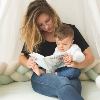 bébé qui lit le livre en tissu au large de nova