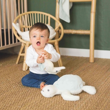 Bebé que juega con sus juguetes suaves del océano