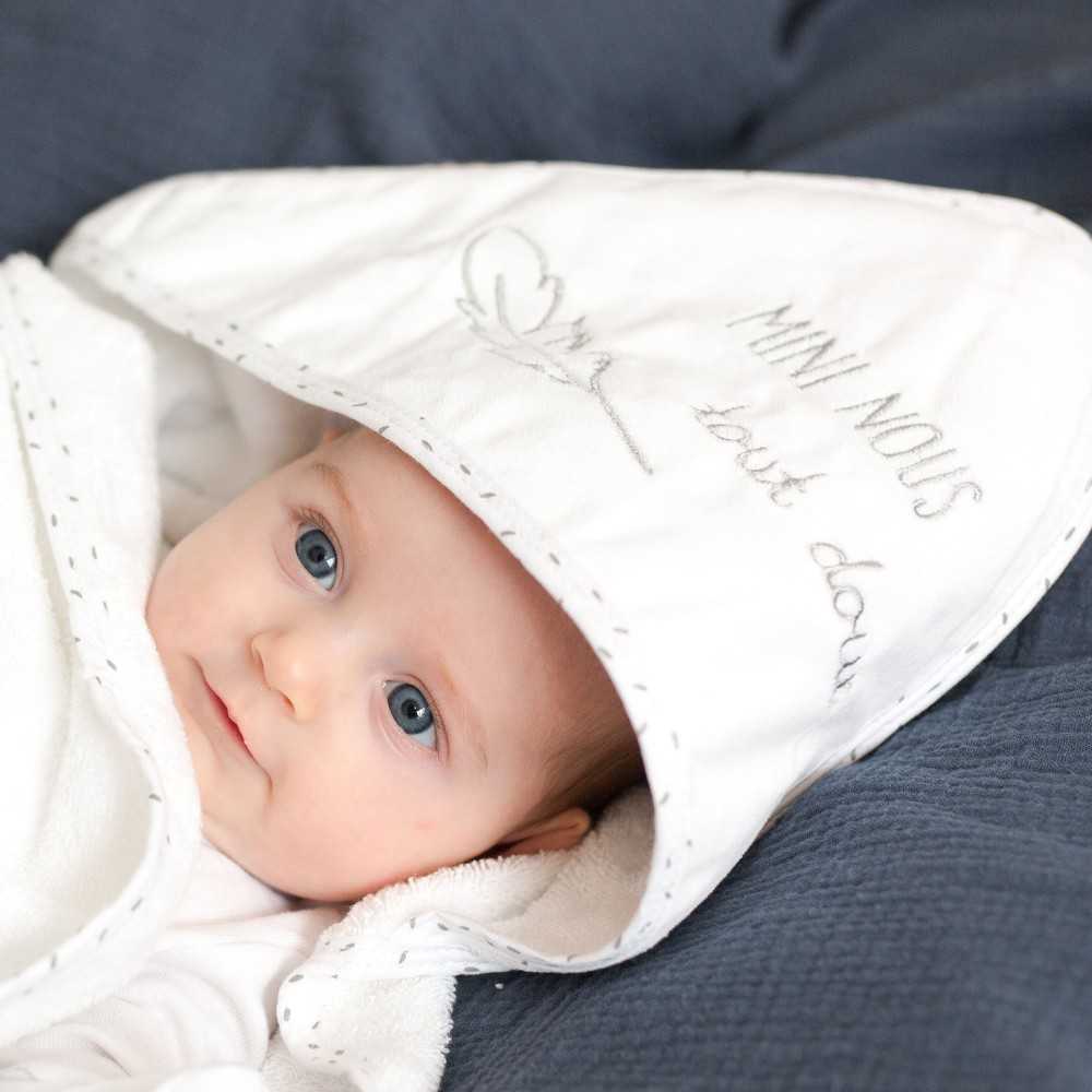 bébé dans sa cape de bain mini nous bébé dans sa cape de bain mini nous