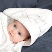 bebé no seu roupão de banho mini nous