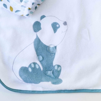 Close-up of the terry cloth bib apron that absorbs water