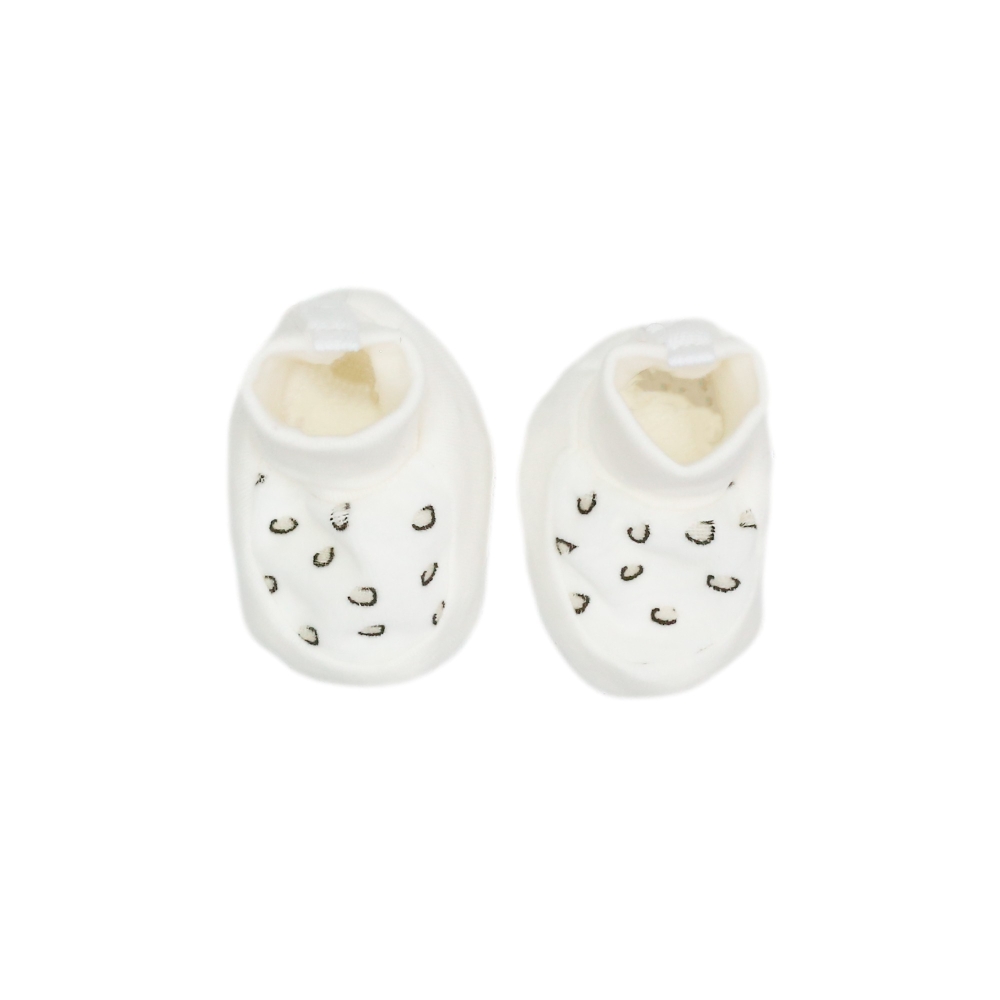 primer plano de los patucos de nacimiento Leopardo