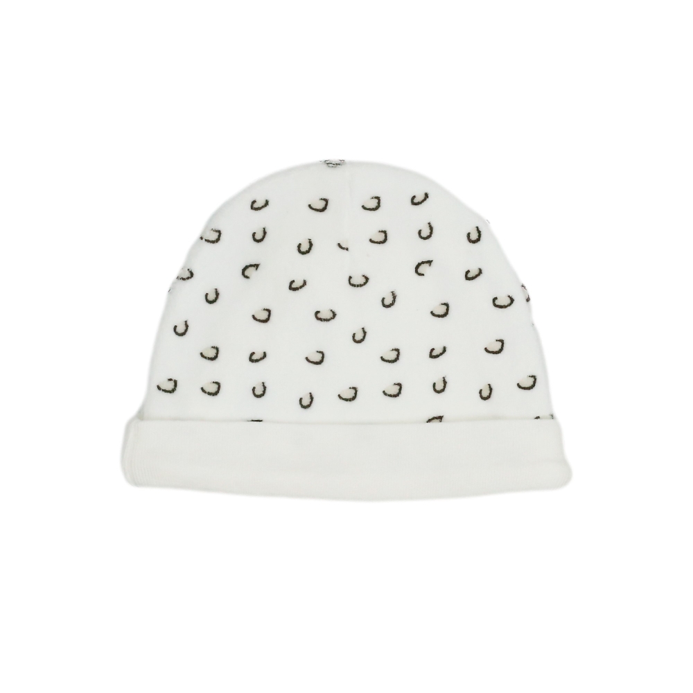 focus sur le bonnet naissance blanc avec des motifs Léopard focus sur le bonnet naissance blanc avec des motifs Léopard