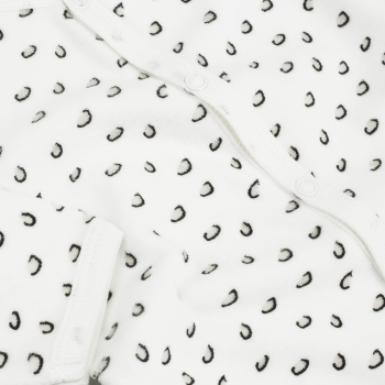Zoom nos pequenos motivos Leopardo do pijama Zoom nos pequenos motivos Leopardo do pijama