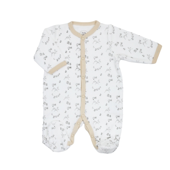 Conjunto de recém-nascido bege e branco composto pelo pijama, body, sapatinhas, gorro e saco de arrumação