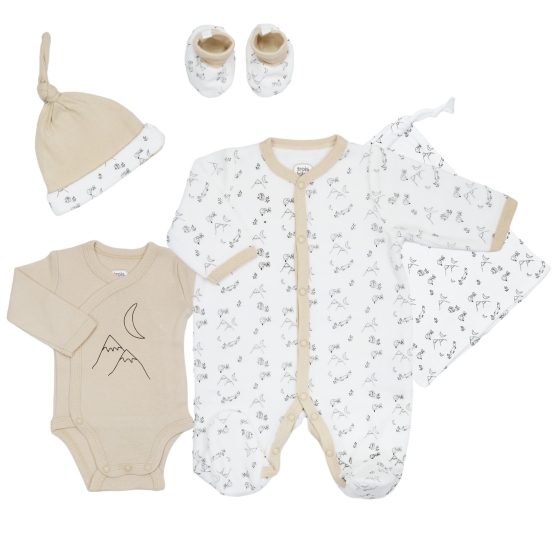 Conjunto de nacimiento beige y blanco compuesto de pijama, body, patucos, gorro y bolsa de almacenamiento