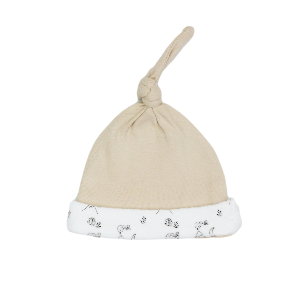 gorro de nacimiento beige y blanco