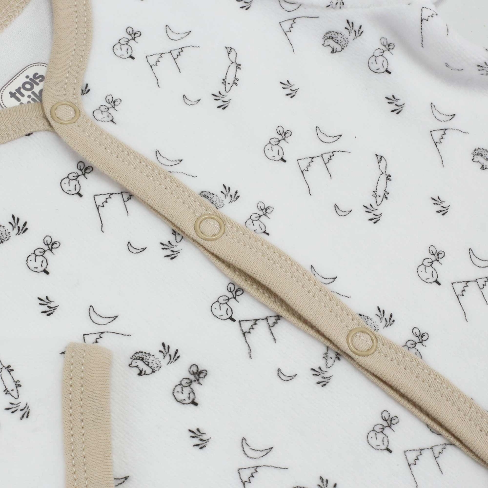 Zoom de los motivos bosque del pijama de terciopelo