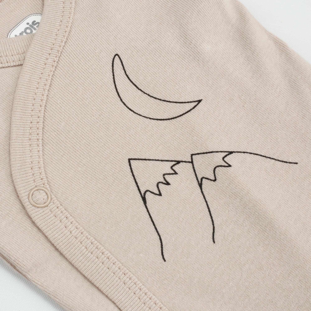 zoom on the drawing with the two peaks and the moon of the newborn bodysuit zoom on the drawing with the two peaks and the moon of the newborn bodysuit