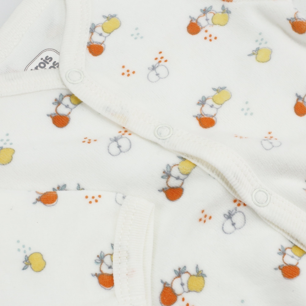 Zoom no estampado do pijama em veludo