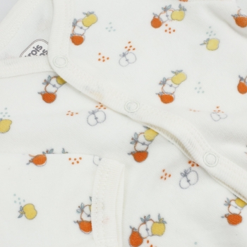 Zoom no estampado do pijama em veludo