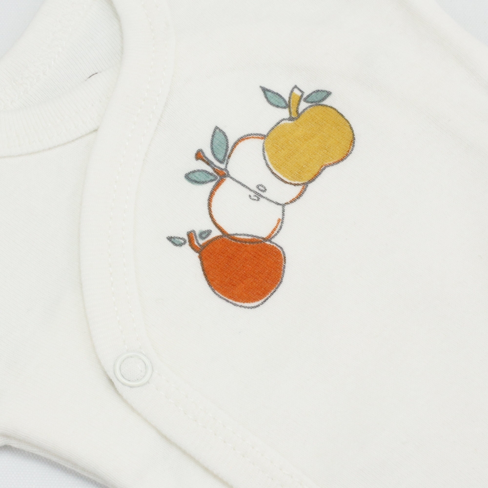 Zoom nas 3 frutas desenhadas no body recém-nascido