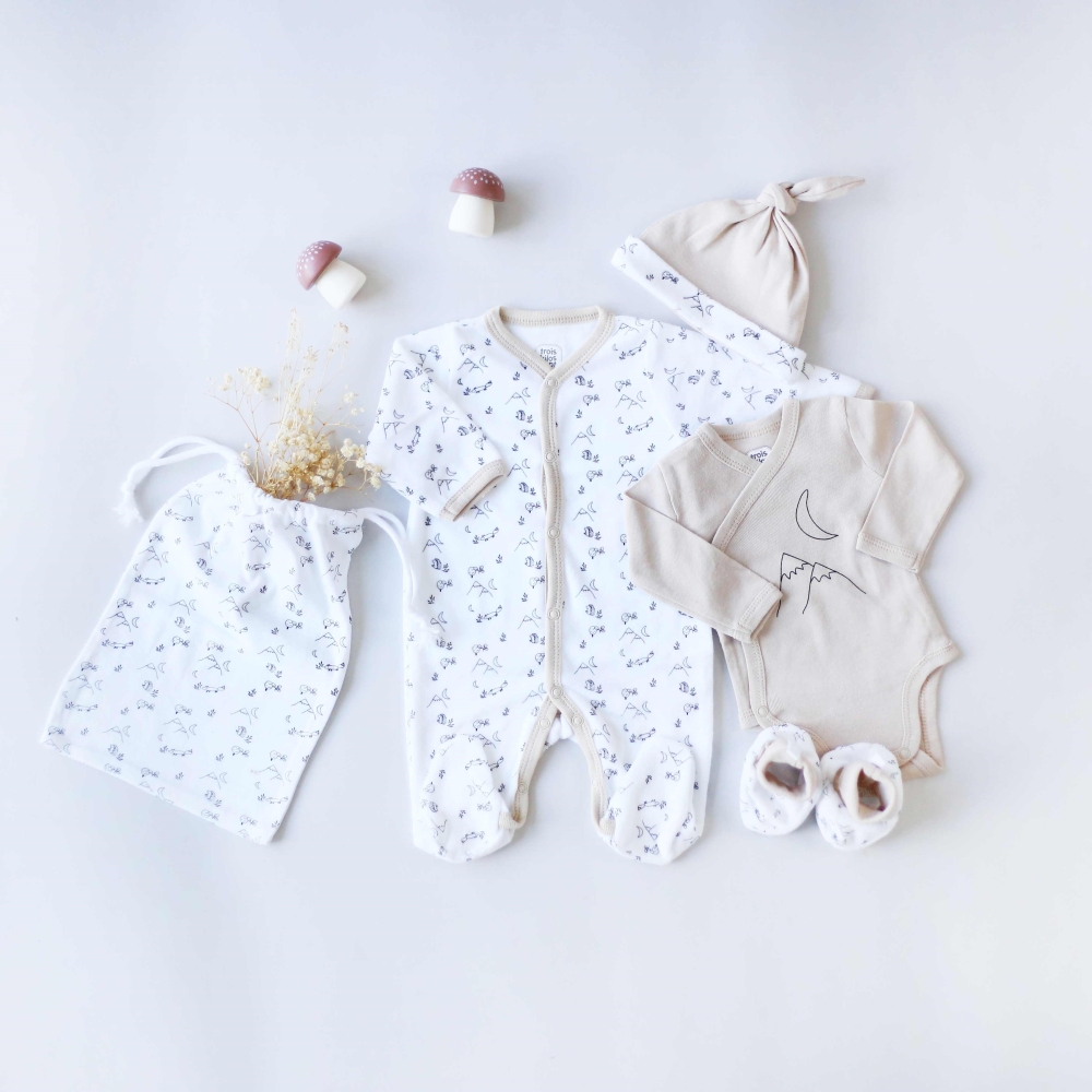Mise en scène de la tenue naissance complète forêt Mise en scène de la tenue naissance complète forêt