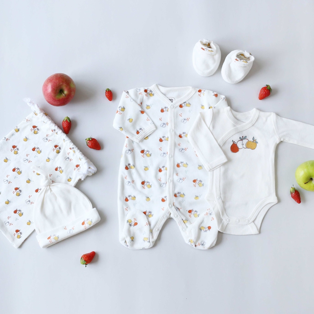 Kit naissance présenté avec de vraies pommes et des petites fraises Kit naissance présenté avec de vraies pommes et des petites fraises