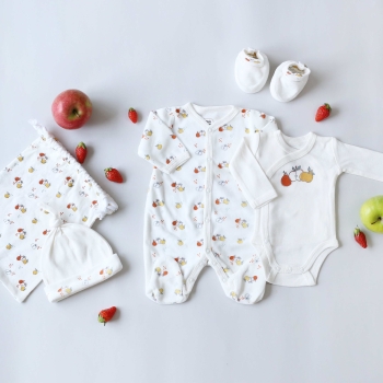 Geboorte kit gepresenteerd met echte appels en kleine aardbeien Geboorte kit gepresenteerd met echte appels en kleine aardbeien