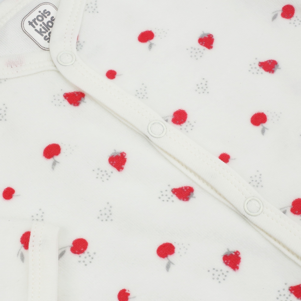 Zoom sur l'imprimé fraise du pyjama bébé Zoom sur l'imprimé fraise du pyjama bébé