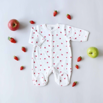 Mise en scène du pyjama fraises avec des vraies fraises et des pommes sur le côté