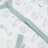 Zoom sobre el estampado de dino demasiado adorable del pijama de bebé