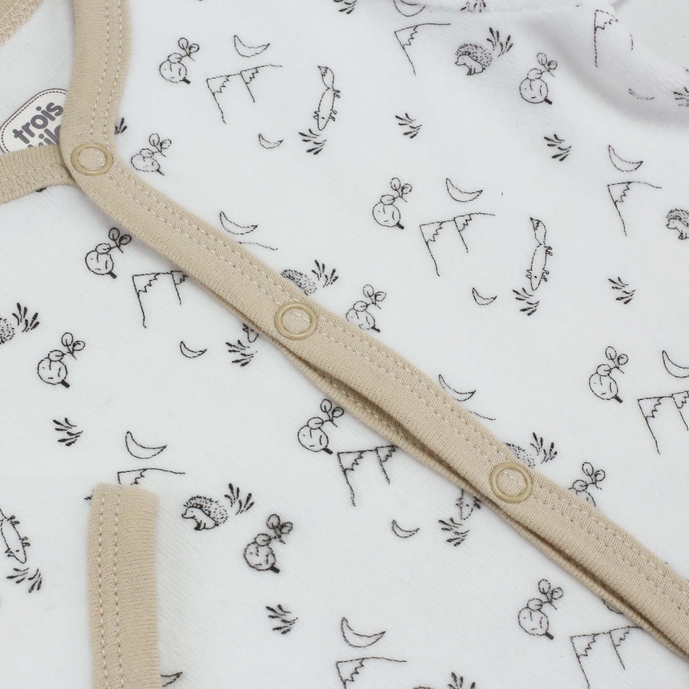 Zoom sobre el estampado de montaña y pequeños animales del pijama