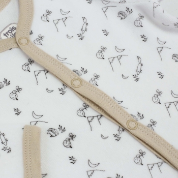 Zoom sobre el estampado de montaña y pequeños animales del pijama